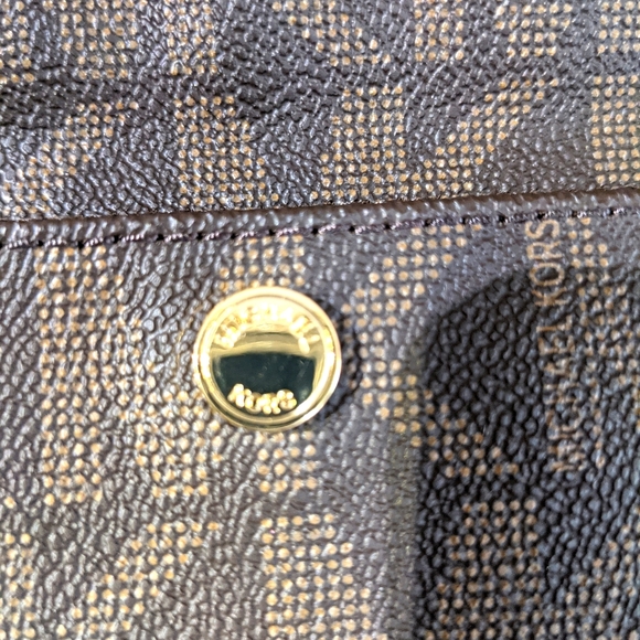 Michael Kors Jet Set Large Snap Pocket Tote - Picture 9 of 13